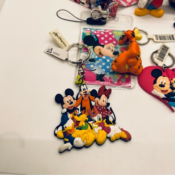 NWT Disney Bundle with two laminated and 7 figurines/keychains - Picture 13 of 16